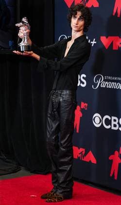 2025 MTV Video Music Awards - Press Room ELMONT, NASSAU COUNTY, NEW YORK, USA - SEPTEMBER 07: American singer, songwriter, and producer Sombr (Shane Michael Boose), winner of the Best Alternative award for Back to Friends wearing Valentino poses in the press room at the 2025 MTV Video Music Awards held at UBS Arena on September 7, 2025 in Elmont, Nassau County, New York, United States., Credit:Jorge Estrellado Avalon United States, New York, Elmont, UBS Arena  Copyright: xJorgexEstrelladox xAvalonx 1035324357