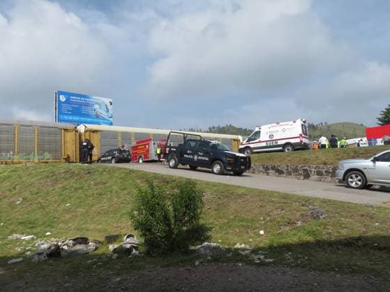 (250908) -- ATLACOMULCO(MEXICO), Sept. 8, 2025 -- Police and rescue workers work at the accident site in the Atlacomulco municipality, the State of Mexico, Mexico, Sept. 8, 2025. At least eight people were killed and 45 others injured early Monday when a double-deck passenger bus was hit by a train in central Mexico, authorities said. (Photo by Jorge Alvarado Xinhua) MEXICO-ATLACOMULCO-CRASH-ACCIDENT LixMengxintonglian 