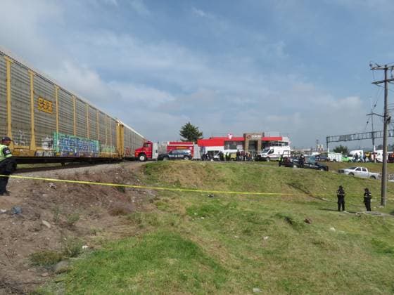 (250908) -- ATLACOMULCO(MEXICO), Sept. 8, 2025 -- Rescue workers work at the accident site in the Atlacomulco municipality, the State of Mexico, Mexico, Sept. 8, 2025. At least eight people were killed and 45 others injured early Monday when a double-deck passenger bus was hit by a train in central Mexico, authorities said. (Photo by Jorge Alvarado Xinhua) MEXICO-ATLACOMULCO-CRASH-ACCIDENT LixMengxintonglian 