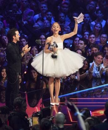 MTV Video Music Awards 2025 - Show Ariana Grande receives MTV s VMA for Best Video of the Year onstage during the 2025 MTV Video Music Awards at UBS Arena on September 07, 2025 in Elmont, New York. Elmont UBS Arena New York USA Copyright: xCxFlanigan imageSPACEx
