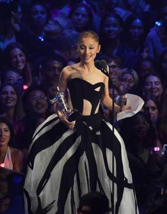 MTV Video Music Awards 2025 - Show Ariana Grande receives MTV s VMA for Best Pop Song onstage during the 2025 MTV Video Music Awards at UBS Arena on September 07, 2025 in Elmont, New York. Elmont UBS Arena New York USA Copyright: xCxFlanigan imageSPACEx