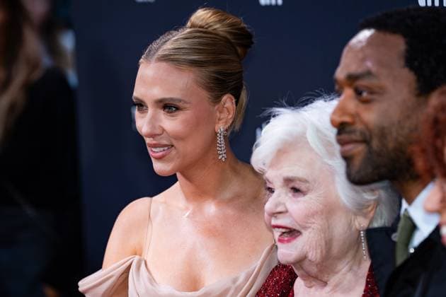 September 8, 2025, Toronto, On, Canada: Scarlett Johansson, left, June Squibb and Chiwetel Ejiofor pose for a photo on the red carpet at the premiere of Eleanor the Great at the Toronto International Film Festival, in Toronto on Monday, Sept. 8, 2025. Toronto Canada  - ZUMAc35_ 20250908_zaf_c35_116 Copyright: xArlynxMcadoreyx