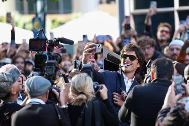Bilder des Jahres 2025, Entertainment 09 September 2025 Toronto International Film Festival - Frankenstein TORONTO, CANADA - SEPTEMBER 8 : Jacob Elordi takes a selfie for a fan ahead of the premiere of ‘Frankenstein’ during the 2025 Toronto International Film Festival at Princess of Wales Theatre in Toronto, Ontario, Canada on September 8, 2025. Mert Alper Dervis Anadolu Ontario Canada. Editorial use only. Please get in touch for any other usage.  Copyright: x2025xAnadoluxMertxAlperxDervisx