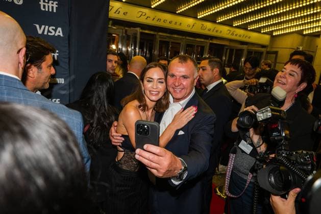 September 8, 2025, Toronto, On, Canada: Emily Blunt takes a selfie on the red carpet for öÄuThe Smashing MachineöÄÃ¹ at the Toronto International Film Festival in Toronto, Monday, Sept. 8, 2025. Toronto Canada  - ZUMAc35_ 20250908_zaf_c35_164 Copyright: xLauraxProctorx