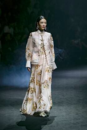 (250909) -- BEIJING, Sept. 9, 2025 -- A model presents a creation of Saint Joy by designer Bian Huizhong during the China Fashion Week in Beijing, capital of China, Sept. 8, 2025. ) CHINA-BEIJING-FASHION WEEK-SAINT JOY (CN) ChenxShuo 