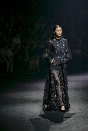 (250909) -- BEIJING, Sept. 9, 2025 -- A model presents a creation of Saint Joy by designer Bian Huizhong during the China Fashion Week in Beijing, capital of China, Sept. 8, 2025. ) CHINA-BEIJING-FASHION WEEK-SAINT JOY (CN) ChenxShuo 