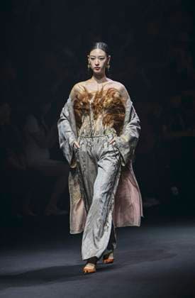 (250909) -- BEIJING, Sept. 9, 2025 -- A model presents a creation of Saint Joy by designer Bian Huizhong during the China Fashion Week in Beijing, capital of China, Sept. 8, 2025. ) CHINA-BEIJING-FASHION WEEK-SAINT JOY (CN) ChenxShuo 