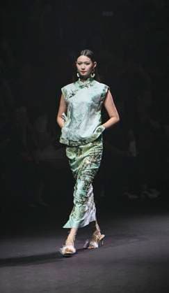 (250909) -- BEIJING, Sept. 9, 2025 -- A model presents a creation of Saint Joy by designer Bian Huizhong during the China Fashion Week in Beijing, capital of China, Sept. 8, 2025. ) CHINA-BEIJING-FASHION WEEK-SAINT JOY (CN) ChenxShuo 