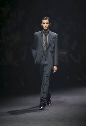 (250909) -- BEIJING, Sept. 9, 2025 -- A model presents a creation of Saint Joy by designer Bian Huizhong during the China Fashion Week in Beijing, capital of China, Sept. 8, 2025. ) CHINA-BEIJING-FASHION WEEK-SAINT JOY (CN) ChenxShuo 