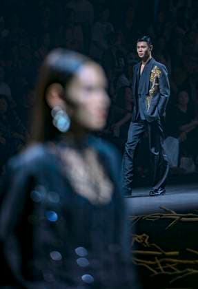 (250909) -- BEIJING, Sept. 9, 2025 -- Models present creations of Saint Joy by designer Bian Huizhong during the China Fashion Week in Beijing, capital of China, Sept. 8, 2025. ) CHINA-BEIJING-FASHION WEEK-SAINT JOY (CN) ChenxShuo 