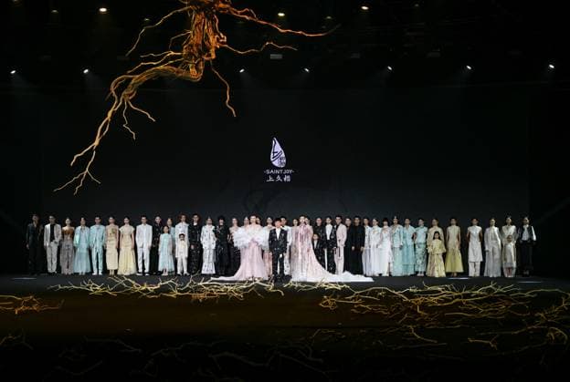 (250909) -- BEIJING, Sept. 9, 2025 -- Designer Bian Huizhong and models pose for a group photo after presenting the new collection of Saint Joy during the China Fashion Week in Beijing, capital of China, Sept. 8, 2025. ) CHINA-BEIJING-FASHION WEEK-SAINT JOY (CN) ChenxShuo 