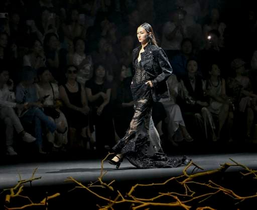 (250909) -- BEIJING, Sept. 9, 2025 -- A model presents a creation of Saint Joy by designer Bian Huizhong during the China Fashion Week in Beijing, capital of China, Sept. 8, 2025. ) CHINA-BEIJING-FASHION WEEK-SAINT JOY (CN) ChenxShuo 
