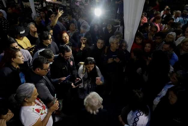 Iztapalapa Mayor s Office Pays Tribute To Mexican Writer Elena Poniatowska Elena Poniatowska, a Mexican writer, pays homage to the flag during a tribute led by Aleida Alavez, Mayor of Iztapalapa, Mexico City, at the Civic Plaza of the Plaza Gavilan Housing Unit, which bears her name in recognition of her contribution to Mexican literature, culture, and history, in Mexico City, Mexico, on September 8, 2025. Mexico City Mexico City Mexico Copyright: xGerardoxVieyrax originalFilename: vieyra-notitle250908_npJHZ.jpg