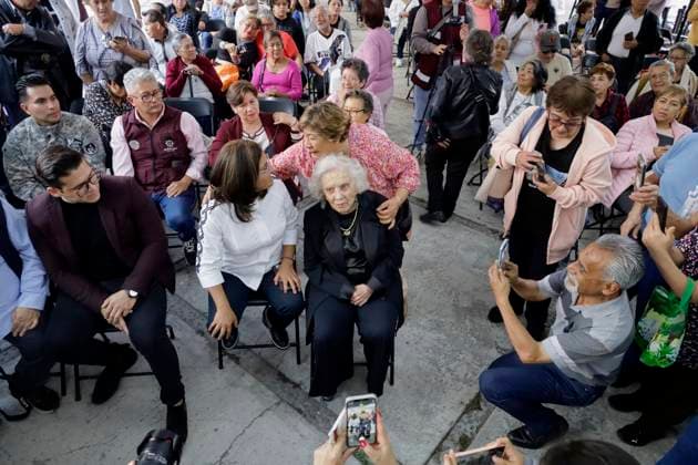 Iztapalapa Mayor s Office Pays Tribute To Mexican Writer Elena Poniatowska Elena Poniatowska, a Mexican writer, participates in a tribute led by Aleida Alavez, Mayor of Iztapalapa, in Mexico City, Mexico, on September 8, 2025, at the Civic Plaza of the Plaza Gavilan Housing Unit, which bears her name in recognition of her contribution to Mexican literature, culture, and history. Mexico City Mexico City Mexico Copyright: xGerardoxVieyrax originalFilename: vieyra-notitle250908_npPNt.jpg