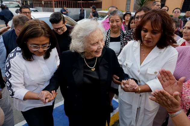 Iztapalapa Mayor s Office Pays Tribute To Mexican Writer Elena Poniatowska Mexican writer Elena Poniatowska gets out of a car before her tribute, led by Aleida Alavez, Mayor of Iztapalapa, Mexico City, at the Civic Plaza of the Plaza Gavilan Housing Unit, which bears her name in recognition of her contribution to Mexican literature, culture, and history, in Mexico City, Mexico, on September 8, 2025. Mexico City Mexico City Mexico Copyright: xGerardoxVieyrax originalFilename: vieyra-notitle250908_npYMv.jpg