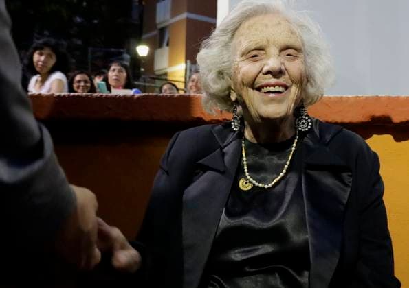 Iztapalapa Mayor s Office Pays Tribute To Mexican Writer Elena Poniatowska Elena Poniatowska, a Mexican writer, pays homage to the flag during a tribute led by Aleida Alavez, Mayor of Iztapalapa, in Mexico City, Mexico, on September 8, 2025, at the Civic Plaza of the Plaza Gavilan Housing Unit, which bears her name in recognition of her contribution to Mexican literature, culture, and history. Mexico City Mexico City Mexico Copyright: xGerardoxVieyrax originalFilename: vieyra-notitle250908_npHAg.jpg