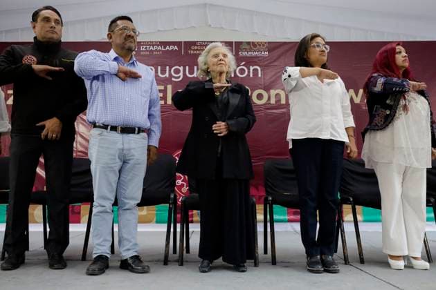 Iztapalapa Mayor s Office Pays Tribute To Mexican Writer Elena Poniatowska Mexican writer Elena Poniatowska pays tribute to the flag during a tribute led by Aleida Alavez, mayor of Iztapalapa, Mexico City, at the Civic Plaza of the Plaza Gavilan housing unit, which bears her name in recognition of her contribution to Mexican literature, culture, and history, in Mexico City, Mexico, on September 8, 2025. Mexico City Mexico City Mexico Copyright: xGerardoxVieyrax originalFilename: vieyra-notitle250908_npiBX.jpg