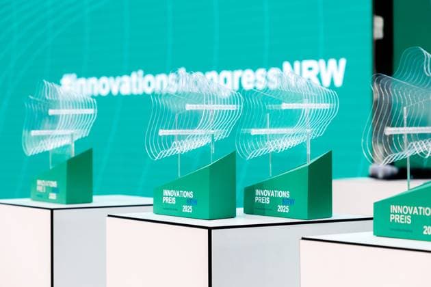 08 09 2025 Düsseldorf With the NRW 2025 Innovation Award, the state honors committed individuals who contribute significantly to the innovative strength of North Rhine-Westphalia with their creativity, commitment and willingness to take risks NRW Minister of Economic Affairs and Climate Protection Mona Neubaur presents the award to researchers f