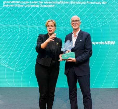 08.09.2025. Düsseldorf. Mit dem Innovationspreis NRW 2025 zeichnet das Land engagierte Persönlichkeiten aus, die mit Kreativität, Einsatz und Risikobereitschaft maßgeblich zur Innovationsstärke Nordrhein-Westfalens beitragen. NRW-Wirtschafts- und Klimaschutzministerin Mona Neubaur verleiht den Preis an Forscher aus Düsseldorf und Bielefeld. Hier: Kategorie innovation (Preisgeld 75.000 Euro): Prof. Dr. Dr. h. c. Holger Stark (Universitätsprofessor für pharmazeutische und medizinische Chemie sowie geschäftsführender Leiter der wissenschaftlichen Einrichtung Pharmazie der Heinrich-Heine-Universität Düsseldorf) ist es mit seinem Team gelungen, eine neue Therapie-Option zur Behandlung des Glaukoms (Grüner Star) zu entwickeln. Dabei hemmt e