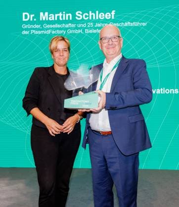 08.09.2025. Düsseldorf. Mit dem Innovationspreis NRW 2025 zeichnet das Land engagierte Persönlichkeiten aus, die mit Kreativität, Einsatz und Risikobereitschaft maßgeblich zur Innovationsstärke Nordrhein-Westfalens beitragen. NRW-Wirtschafts- und Klimaschutzministerin Mona Neubaur verleiht den Preis an Forscher aus Düsseldorf und Bielefeld. Hier: Kategorie innovation2market (Preisgeld 15.000 Euro): Dr. Martin Schleef (Gründer, langjähriger Geschäftsführer und Gesellschafter der PlasmidFactory GmbH, Bielefeld) gelang es, sogenannte Plasmid-DNA erheblich zu verkleinern, um sie für die Krebsbekämpfung verwendbar zu machen. Die mit Hilfe der sogenannten Minicircle hergestellten CAR-T-Zellen gelten als derzeit äußerst aussichtsreiches W