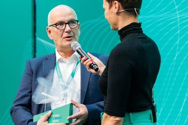 08.09.2025. Düsseldorf. Mit dem Innovationspreis NRW 2025 zeichnet das Land engagierte Persönlichkeiten aus, die mit Kreativität, Einsatz und Risikobereitschaft maßgeblich zur Innovationsstärke Nordrhein-Westfalens beitragen. NRW-Wirtschafts- und Klimaschutzministerin Mona Neubaur verleiht den Preis an Forscher aus Düsseldorf und Bielefeld. Hier: Kategorie innovation2market (Preisgeld 15.000 Euro): Dr. Martin Schleef (Gründer, langjähriger Geschäftsführer und Gesellschafter der PlasmidFactory GmbH, Bielefeld) gelang es, sogenannte Plasmid-DNA erheblich zu verkleinern, um sie für die Krebsbekämpfung verwendbar zu machen. Die mit Hilfe der sogenannten Minicircle hergestellten CAR-T-Zellen gelten als derzeit äußerst aussichtsreiches W