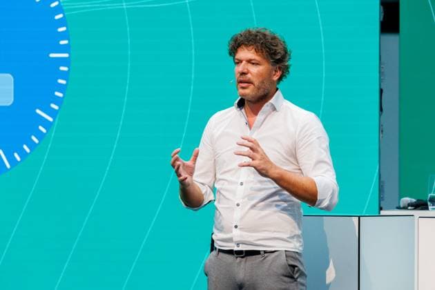 08.09.2025. Düsseldorf. Mit dem Innovationspreis NRW 2025 zeichnet das Land engagierte Persönlichkeiten aus, die mit Kreativität, Einsatz und Risikobereitschaft maßgeblich zur Innovationsstärke Nordrhein-Westfalens beitragen. NRW-Wirtschafts- und Klimaschutzministerin Mona Neubaur verleiht den Preis an Forscher aus Düsseldorf und Bielefeld. Hier: Für den Publikumspreis außerdem nominiert: Rodja Trappe (Gründer und Geschäftsführer der Zauberzeug GmbH, Havixbeck) entwickelte den Feldfreund – einen autonomen Agrarroboter, der dank flexibler KI kontinuierlich dazulernt. Das hochmodulare System schont aufgrund seines niedrigen Gewichts die Bodenstruktur, ist schwarmfähig und kosteneffizient. Über offene Schnittstellen unterstützt der Feldfre
