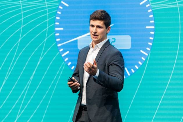 08.09.2025. Düsseldorf. Mit dem Innovationspreis NRW 2025 zeichnet das Land engagierte Persönlichkeiten aus, die mit Kreativität, Einsatz und Risikobereitschaft maßgeblich zur Innovationsstärke Nordrhein-Westfalens beitragen. NRW-Wirtschafts- und Klimaschutzministerin Mona Neubaur verleiht den Preis an Forscher aus Düsseldorf und Bielefeld. Hier: Publikumspreis innovation4transformation (Preisgeld 15.000 Euro): Dr.-Ing. Andreas Bremen (Gründer und Geschäftsführer der Co-reactive GmbH, Düsseldorf) entwickelte einen innovativen Mineralisierungsprozess, der CO2-Emissionen in leistungsstarke Zusatzstoffe für Zement umwandelt. Auf diese Weise kann CO2 dauerhaft in Baumaterialien gespeichert und somit der Umwelt entzogen werden. Die daraus e