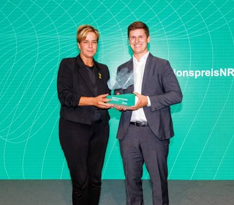 08.09.2025. Düsseldorf. Mit dem Innovationspreis NRW 2025 zeichnet das Land engagierte Persönlichkeiten aus, die mit Kreativität, Einsatz und Risikobereitschaft maßgeblich zur Innovationsstärke Nordrhein-Westfalens beitragen. NRW-Wirtschafts- und Klimaschutzministerin Mona Neubaur verleiht den Preis an Forscher aus Düsseldorf und Bielefeld. Hier: Publikumspreis innovation4transformation (Preisgeld 15.000 Euro): Dr.-Ing. Andreas Bremen (Gründer und Geschäftsführer der Co-reactive GmbH, Düsseldorf) entwickelte einen innovativen Mineralisierungsprozess, der CO2-Emissionen in leistungsstarke Zusatzstoffe für Zement umwandelt. Auf diese Weise kann CO2 dauerhaft in Baumaterialien gespeichert und somit der Umwelt entzogen werden. Die daraus e
