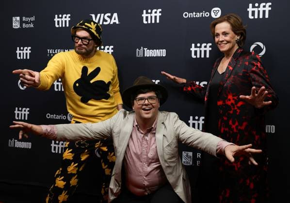 50th Toronto International Film Festival Red carpet of the film Dust bunny Bryan Fulle, the director of the Midnight Madness program and Sigourney Weaver 448466 2025 09 08 Toronto Canada  Copyright: xIsabellexVautierx xStarfacex STAR_448466_072