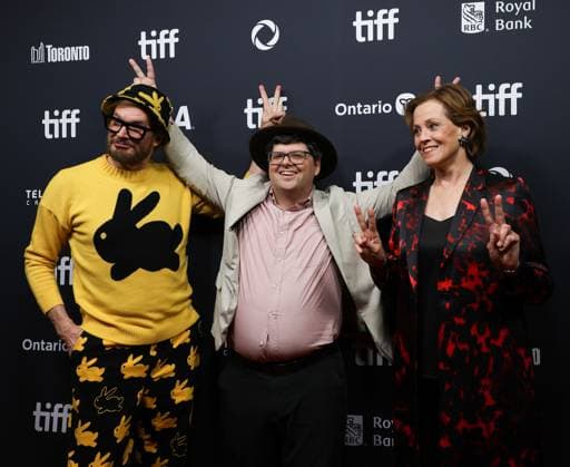 50th Toronto International Film Festival Red carpet of the film Dust bunny Bryan Fulle, the director of the Midnight Madness program and Sigourney Weaver 448466 2025 09 08 Toronto Canada  Copyright: xIsabellexVautierx xStarfacex STAR_448466_073