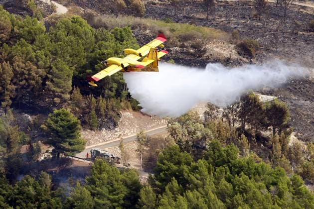 Fire in the Partanna forest: Canadair and helicopter in action. Pictured is a Canadair during firefighting operations.  Copyright: xAlbertoxLoxBiancox xipa-agency.netx xAlbertoxLoxBiancox IPA_Agency_IPA64538868