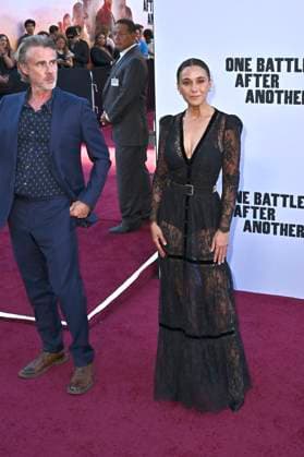 Sam Trammell and Emmanuelle Chriqui at the world premiere of the movie One Battle After Another at the TCL Chinese Theater Los Angeles, 08 09 2025 Foto:xD.xStarbuckx xFuturexImagex battle_5796