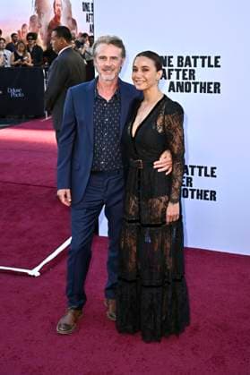 Sam Trammell and Emmanuelle Chriqui at the world premiere of the movie One Battle After Another at the TCL Chinese Theater Los Angeles, 08 09 2025 Foto:xD.xStarbuckx xFuturexImagex battle_5798