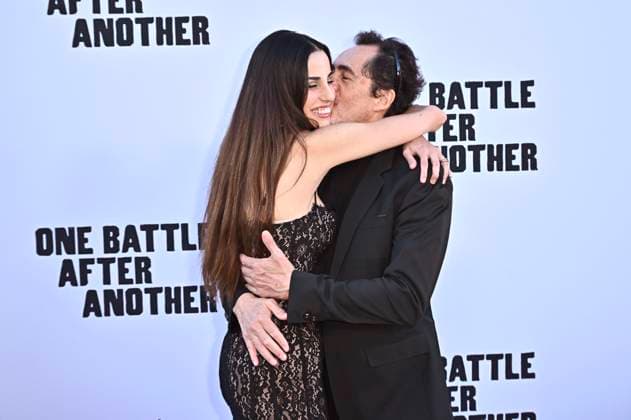 Victoria Aletta and Demian Bichir at the world premiere of the movie One Battle After Another at the TCL Chinese Theater Los Angeles, 08 09 2025 Foto:xD.xStarbuckx xFuturexImagex battle_5817