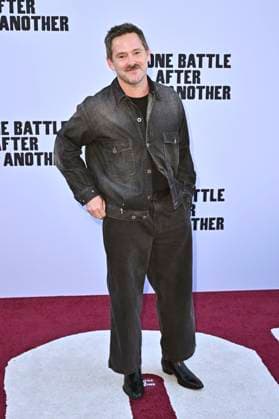 Scott Cooper at the world premiere of the movie One Battle After Another at the TCL Chinese Theater Los Angeles, 08 09 2025 Foto:xD.xStarbuckx xFuturexImagex battle_5846