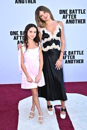 Lucy Anderson with guest at the world premiere of the movie One Battle After Another at the TCL Chinese Theater Los Angeles, 08 09 2025 Foto:xD.xStarbuckx xFuturexImagex battle_5855