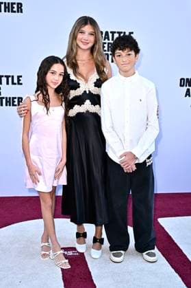 Lucy Anderson with guests at the world premiere of the movie One Battle After Another at the TCL Chinese Theater Los Angeles, 08 09 2025 Foto:xD.xStarbuckx xFuturexImagex battle_5856
