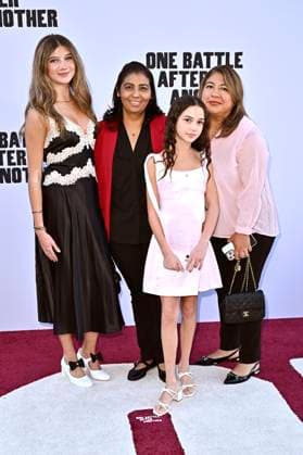 Lucy Anderson with guests at the world premiere of the movie One Battle After Another at the TCL Chinese Theater Los Angeles, 08 09 2025 Foto:xD.xStarbuckx xFuturexImagex battle_5857