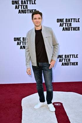 Topher Grace at the world premiere of the movie One Battle After Another at the TCL Chinese Theater Los Angeles, 08 09 2025 Foto:xD.xStarbuckx xFuturexImagex battle_5867