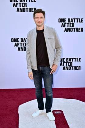 Topher Grace at the world premiere of the movie One Battle After Another at the TCL Chinese Theater Los Angeles, 08 09 2025 Foto:xD.xStarbuckx xFuturexImagex battle_5868
