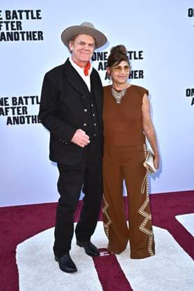 John C Reilly with wife Alison Dickey at the world premiere of the movie One Battle After Another at the TCL Chinese Theater Los Angeles, 08 09 2025 Foto:xD.xStarbuckx xFuturexImagex battle_5903