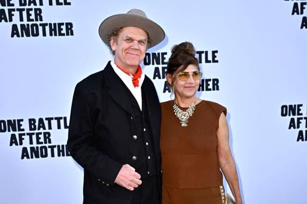 John C Reilly with wife Alison Dickey at the world premiere of the movie One Battle After Another at the TCL Chinese Theater Los Angeles, 08 09 2025 Foto:xD.xStarbuckx xFuturexImagex battle_5906