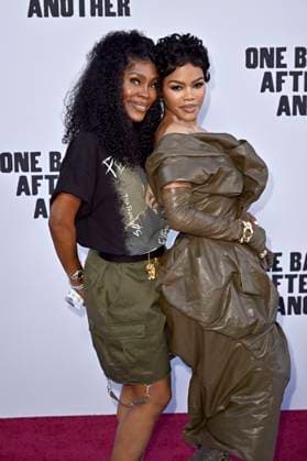 Teyana Taylor with guest at the world premiere of the movie One Battle After Another at the TCL Chinese Theater Los Angeles, 08 09 2025 Foto:xD.xStarbuckx xFuturexImagex battle_5917