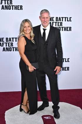 James Raterman with companion at the world premiere of the movie One Battle After Another at the TCL Chinese Theater Los Angeles, 08 09 2025 Foto:xD.xStarbuckx xFuturexImagex battle_5932
