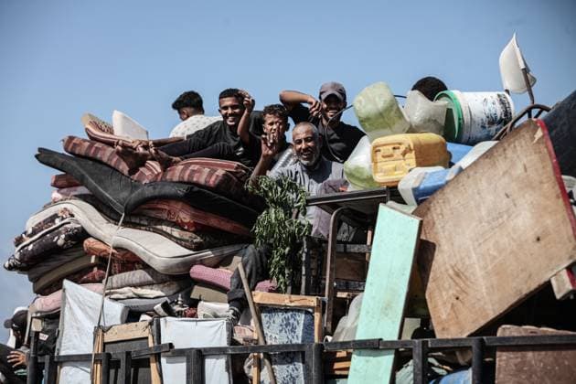 Palestinians in northern Gaza continue to flee under Israeli attacks GAZA CITY, GAZA - SEPTEMBER 9: Palestinians continue to migrate towards central Gaza via Al-Nuwayri Hill, west of the Nuseirat Refugee Camp, taking whatever belongings they can carry with them due to the Israeli army s attacks on northern Gaza on September 9, 2025. Moiz Salhi Anadolu Gaza City Gaza. Editorial use only. Please get in touch for any other usage.  Copyright: x2025xAnadoluxMoizxSalhix