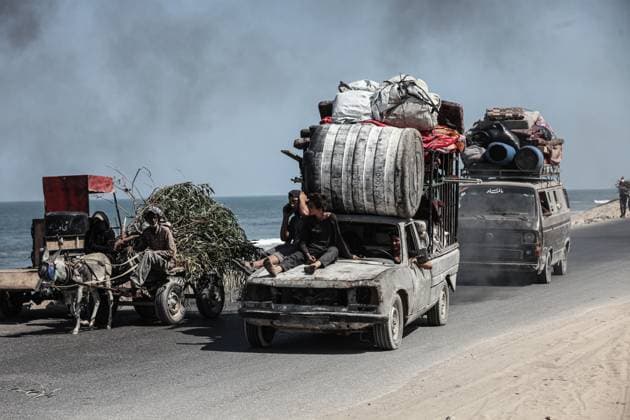 Palestinians in northern Gaza continue to flee under Israeli attacks GAZA CITY, GAZA - SEPTEMBER 9: Palestinians continue to migrate towards central Gaza via Al-Nuwayri Hill, west of the Nuseirat Refugee Camp, taking whatever belongings they can carry with them due to the Israeli army s attacks on northern Gaza on September 9, 2025. Moiz Salhi Anadolu Gaza City Gaza. Editorial use only. Please get in touch for any other usage.  Copyright: x2025xAnadoluxMoizxSalhix