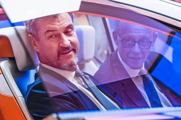 Bilder des Jahres 2025, News September 09 Bundeskanzler Merz und Ministerpräsident Söder in einem Concept Car am Stand von Qualcomm, Messerundgang zur Eröffnung der IAA Mobility 2025, Messe München, 9. September 2025 Deutschland, München, 9. September 2025, Bundeskanzler Merz und Ministerpräsident Söder in einem Konzeptfahrzeug am Stand von Qualcomm, Fahrzeug mit Snapdragon Technologie im Cockpit, Messerundgang zur Eröffnung der der IAA Mobility 2025, internationale Automesse vom 9. bis 14. September 2025, Verkehr, Mobilität, Autoindustrie, Automobilindustrie, Wirtschaft, Ausstellung, Bayern, bayerisch, *** Federal Chancellor Merz and Minister President Söder in a concept car at the Qualcomm stand, tour of the exhibition at the opening of the IAA Mobility 2025, Messe Münch