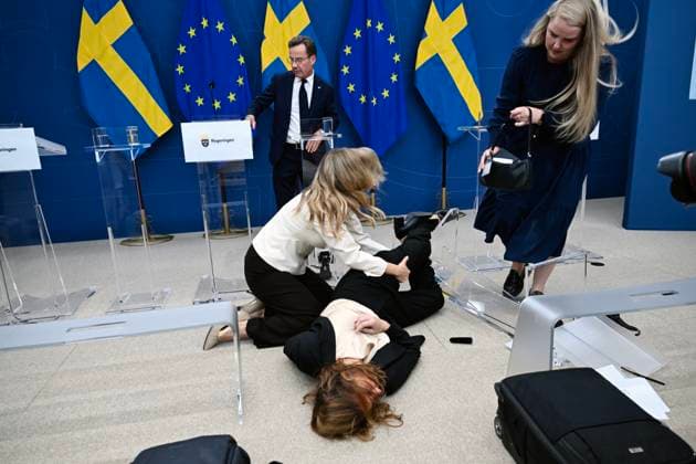 STOCKHOLM, SVERIGE 20250909 Den nya sjukvardsministern Elisabet Lann (KD) svimmar under en pressträff med Statsminister Ulf Kristersson (M) efter riksmötets öppnande pa tisdagen. STOCKHOLM SVERIGE x10080x *** STOCKHOLM, SWEDEN 20250909 The new Minister of Health Elisabet Lann KD faints during a press conference with Prime Minister Ulf Kristersson M after the opening of the parliamentary session on Tuesday STOCKHOLM SWEDEN x10080x  Copyright: xFredrikxSandberg TTx PRESSTRÄFF ULF KRISTERSSON REGERINGSFÖRKLARING EP6Xvxwr_X4