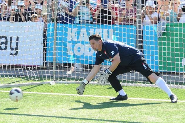 Tim Mälzer charity soccer match KICKEN MIT HERZ, the duel between celebrities and doctors for a good cause at Hoheluft stadium SC Victoria Hamburg Hamburg, 07 09 2025 Please caption IMAGO Michael Wigglesworth