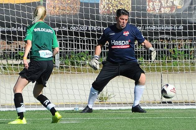 Tim Mälzer charity soccer match KICKEN MIT HERZ, the duel between celebrities and doctors for a good cause at Hoheluft stadium SC Victoria Hamburg Hamburg, 07 09 2025 Please caption IMAGO Michael Wigglesworth